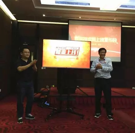 中国塑料加工工业协会常务副理事长曹俭（右）、找塑料网创始人兼CEO牟斌（左）为“塑料技术网”上线揭牌